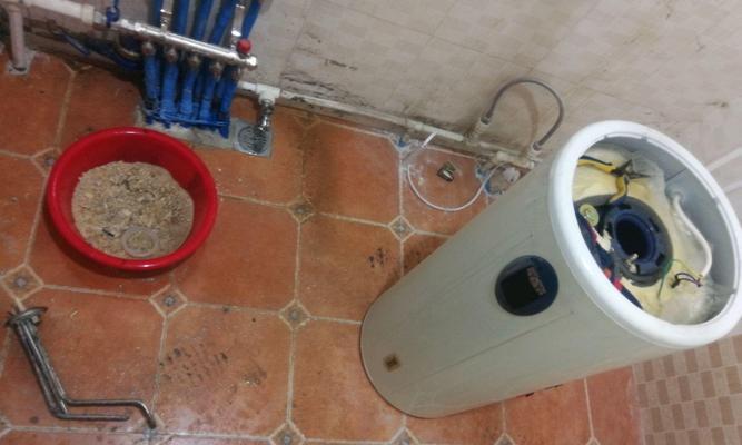 清洗热水器的正确方法及维修家电的注意事项（教你轻松解决热水器问题）
