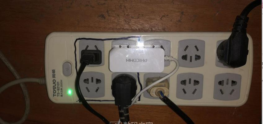 客厅电视机没有插座的解决方法（聪明的设计师让电视无插座也能安放）