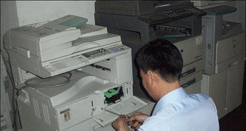 解决复印机上的黑点问题（如何有效清除复印机上的黑点）