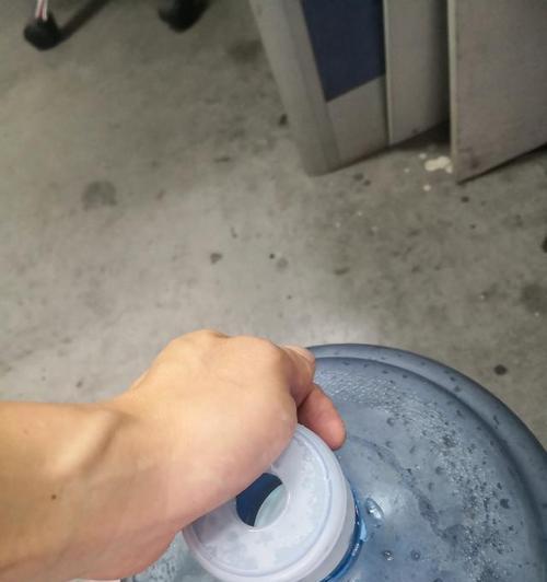 解决饮水机漏水问题的实用方法（修复饮水机漏水的步骤及注意事项）