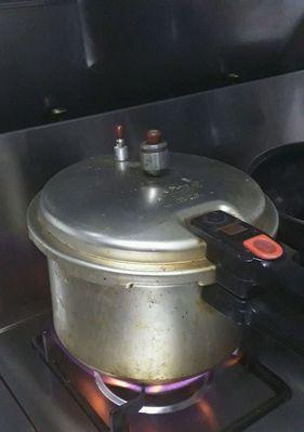 冰柜冒烟的原因及解决方法（了解冰柜冒烟的危害与常见原因）