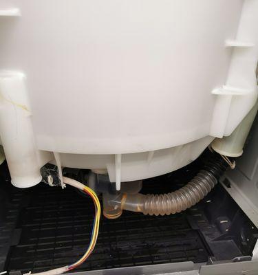 洗衣机左下面漏水的原因及解决方法（排水管堵塞导致洗衣机漏水）