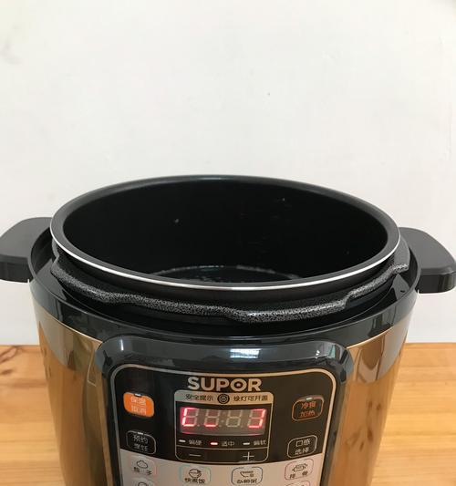电饭煲上用电的原因（揭秘电饭煲工作的奥秘）