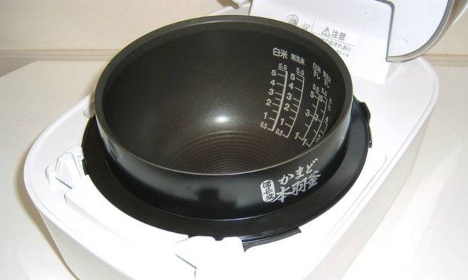 电饭煲上用电的原因（揭秘电饭煲工作的奥秘）