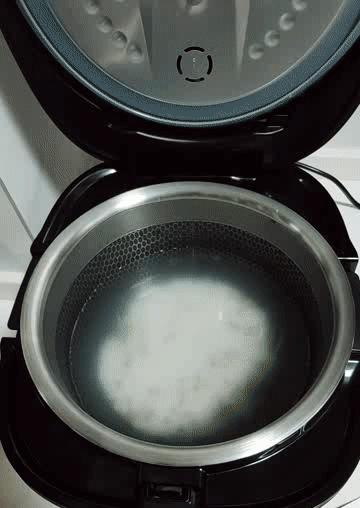 解决电饭煲有味道的方法（去除电饭煲异味）