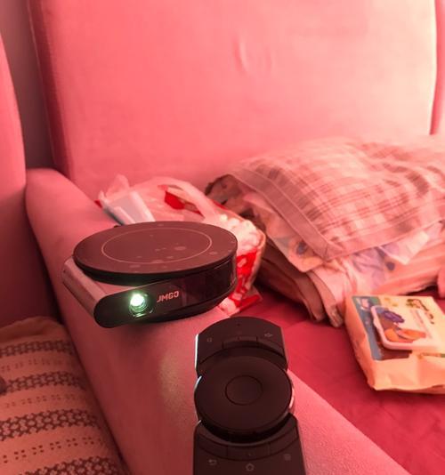 红色圆形坚果投影仪如何调整设置？调整过程中可能会遇到哪些问题？