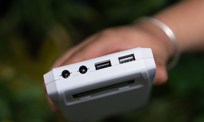 移动电源上的孔如何打开？操作步骤是怎样的？