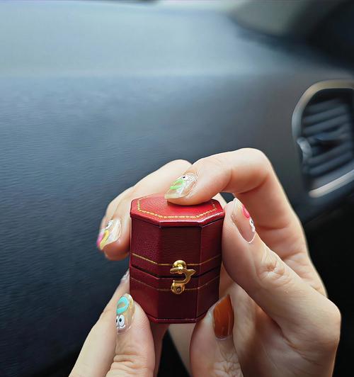 订婚时赠送苹果手机的习俗有哪些？这种习俗的含义是什么？