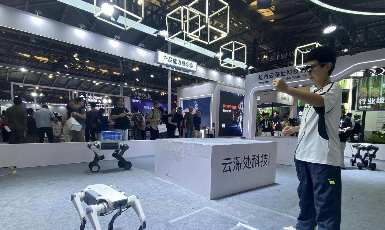 云深处科技亮相WAIC2025，展示具身智能机器人关键技术与实战应用