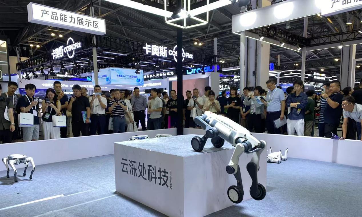 云深处科技亮相WAIC2025，展示具身智能机器人关键技术与实战应用