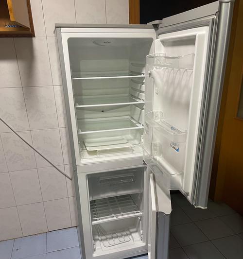 冰箱抽屉清洗攻略（轻松清洁冰箱抽屉，保持食品安全与卫生）