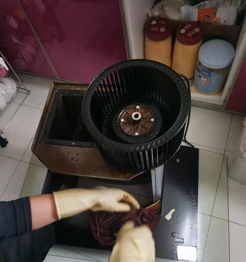 豪杰油烟机的清洗方法（轻松学会清洗豪杰油烟机）
