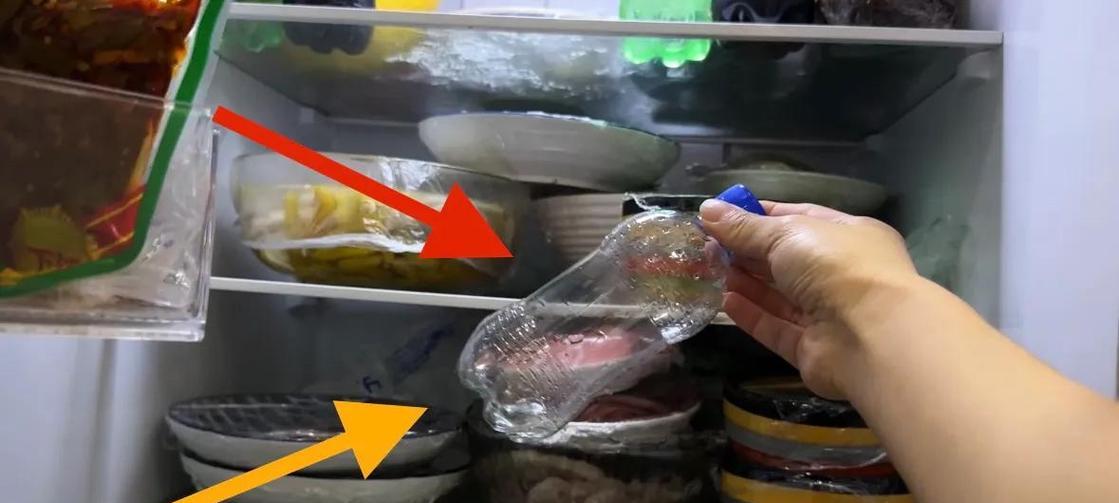 清除冰箱里的恶臭，保持食品新鲜（有效处理冰箱异味的方法和技巧）